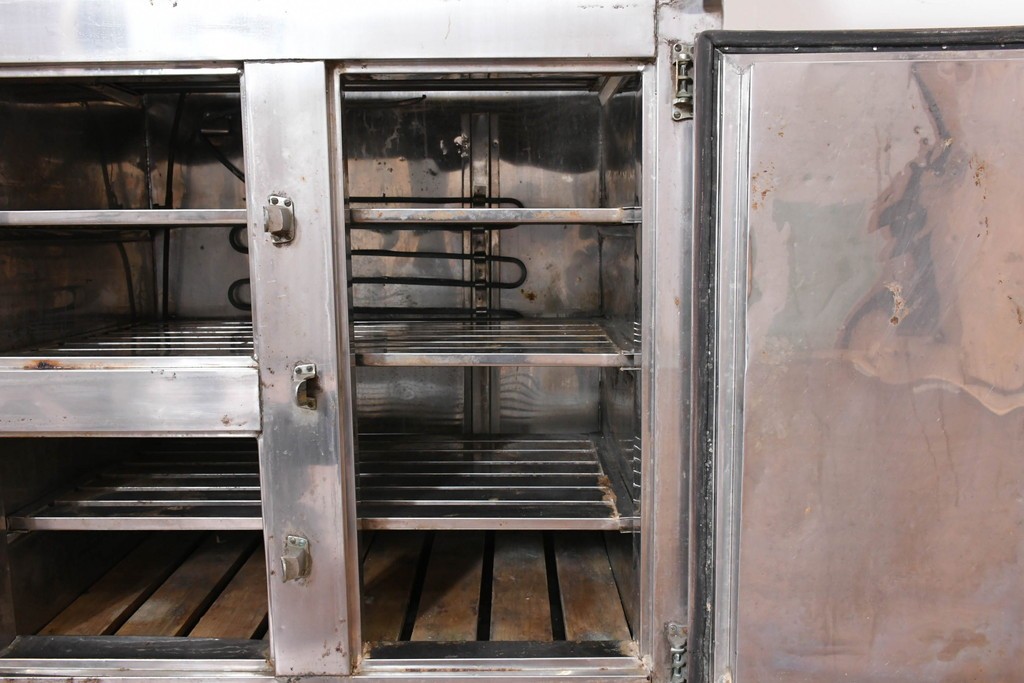 和製ヴィンテージ　レトロデザイン　ガレージや店舗の飾りにおすすめ!　ステンレス製の大振りな冷蔵庫　(R-086334)