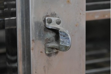 和製ヴィンテージ　レトロデザイン　ガレージや店舗の飾りにおすすめ!　ステンレス製の大振りな冷蔵庫　(R-086334)