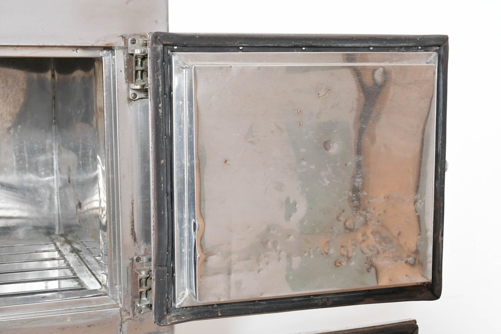 和製ヴィンテージ　レトロデザイン　ガレージや店舗の飾りにおすすめ!　ステンレス製の大振りな冷蔵庫　(R-086334)