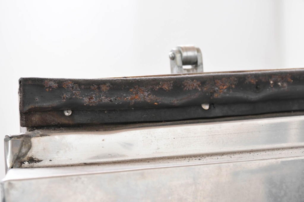 和製ヴィンテージ　レトロデザイン　ガレージや店舗の飾りにおすすめ!　ステンレス製の大振りな冷蔵庫　(R-086334)