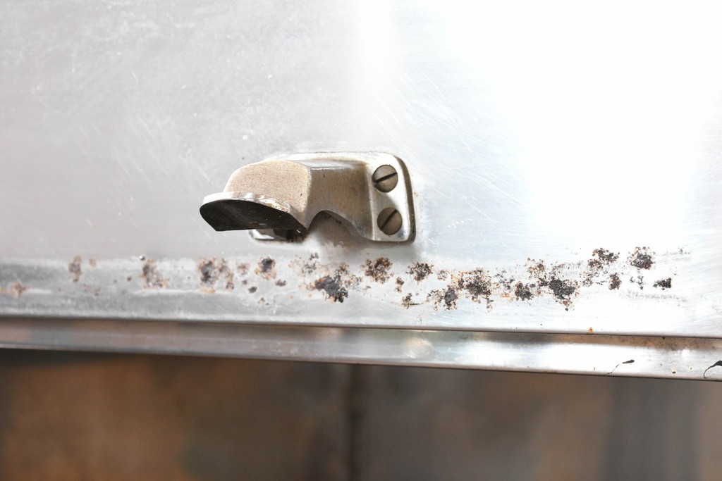 和製ヴィンテージ　レトロデザイン　ガレージや店舗の飾りにおすすめ!　ステンレス製の大振りな冷蔵庫　(R-086334)