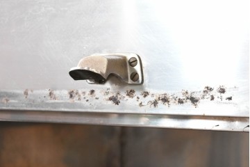 和製ヴィンテージ　レトロデザイン　ガレージや店舗の飾りにおすすめ!　ステンレス製の大振りな冷蔵庫　(R-086334)