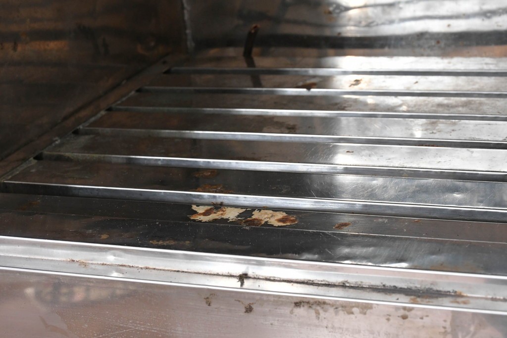 和製ヴィンテージ　レトロデザイン　ガレージや店舗の飾りにおすすめ!　ステンレス製の大振りな冷蔵庫　(R-086334)