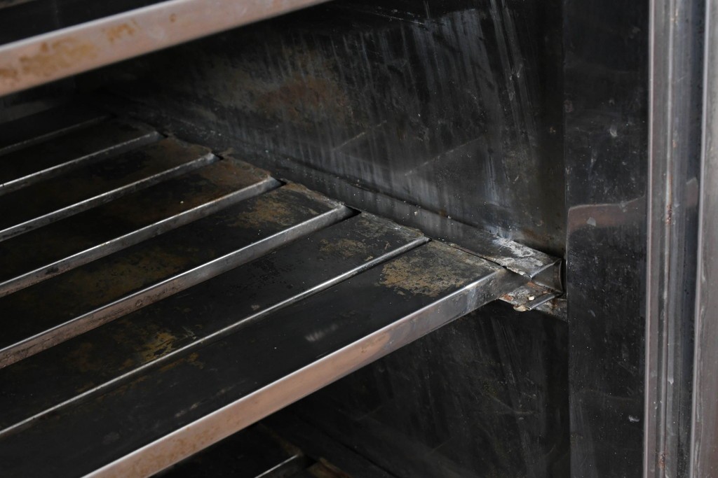 和製ヴィンテージ　レトロデザイン　ガレージや店舗の飾りにおすすめ!　ステンレス製の大振りな冷蔵庫　(R-086334)