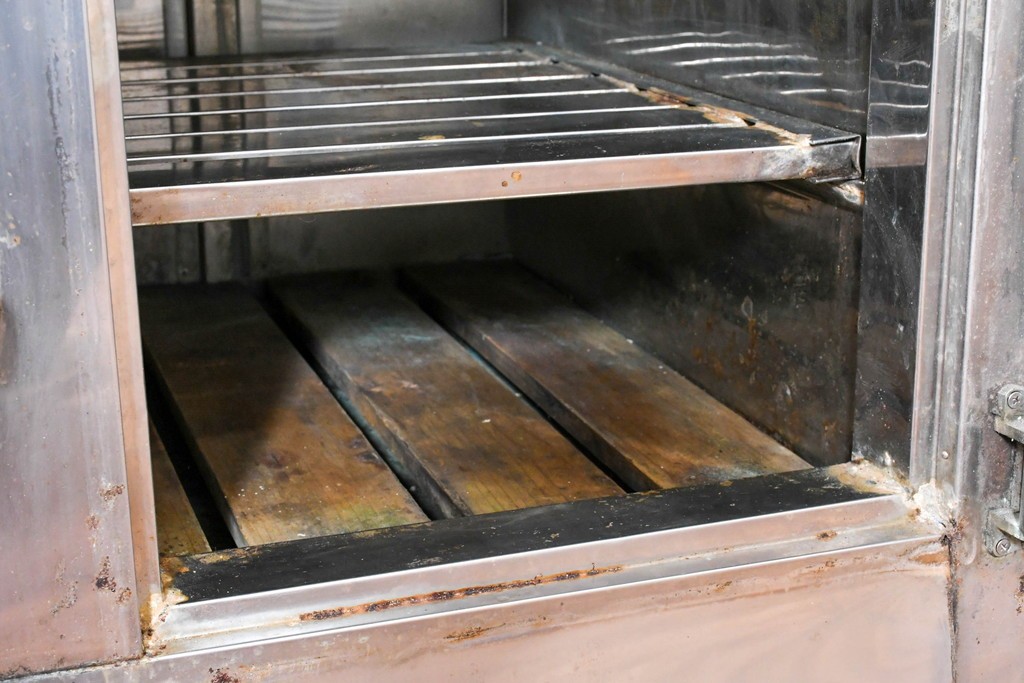 和製ヴィンテージ　レトロデザイン　ガレージや店舗の飾りにおすすめ!　ステンレス製の大振りな冷蔵庫　(R-086334)