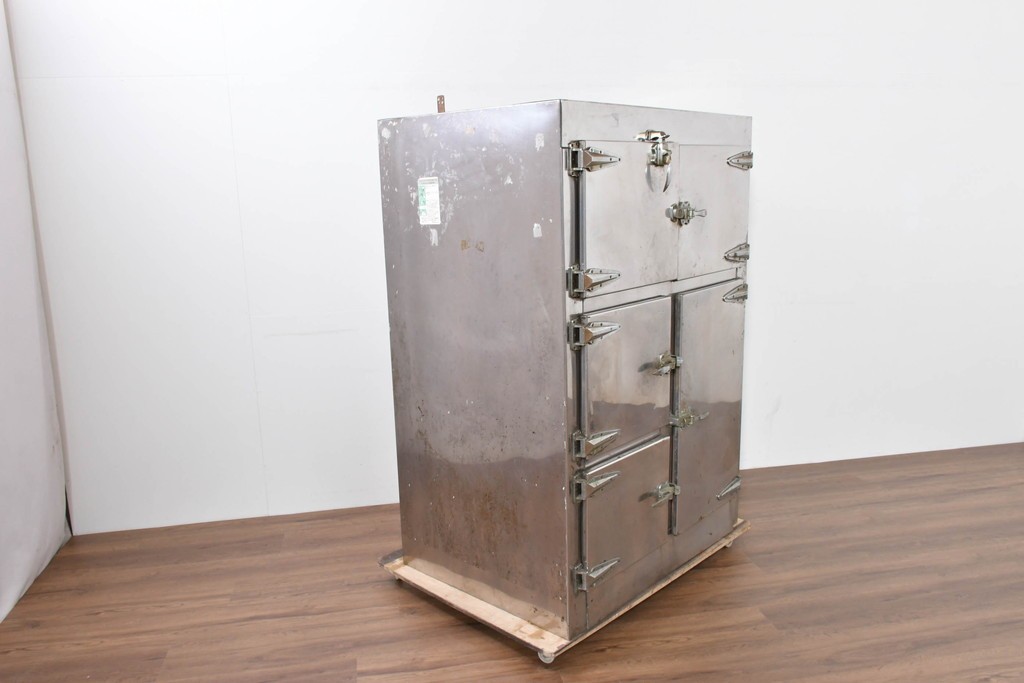 和製ヴィンテージ　レトロデザイン　ガレージや店舗の飾りにおすすめ!　ステンレス製の大振りな冷蔵庫　(R-086334)