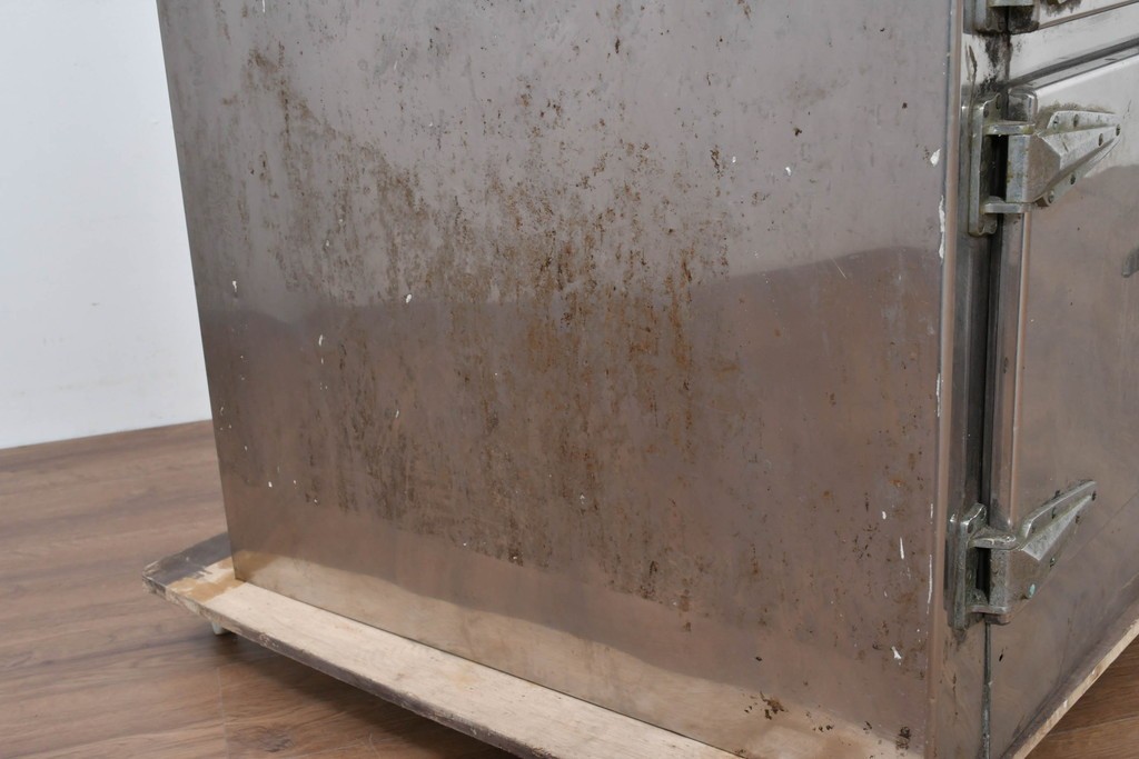 和製ヴィンテージ　レトロデザイン　ガレージや店舗の飾りにおすすめ!　ステンレス製の大振りな冷蔵庫　(R-086334)