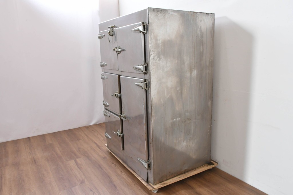 和製ヴィンテージ　レトロデザイン　ガレージや店舗の飾りにおすすめ!　ステンレス製の大振りな冷蔵庫　(R-086334)