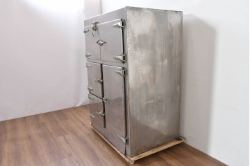 和製ヴィンテージ　レトロデザイン　ガレージや店舗の飾りにおすすめ!　ステンレス製の大振りな冷蔵庫　(R-086334)