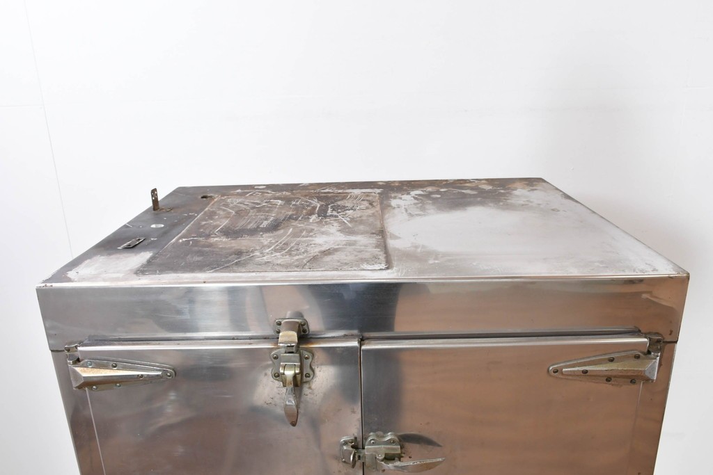 和製ヴィンテージ　レトロデザイン　ガレージや店舗の飾りにおすすめ!　ステンレス製の大振りな冷蔵庫　(R-086334)