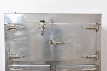 和製ヴィンテージ　レトロデザイン　ガレージや店舗の飾りにおすすめ!　ステンレス製の大振りな冷蔵庫　(R-086334)