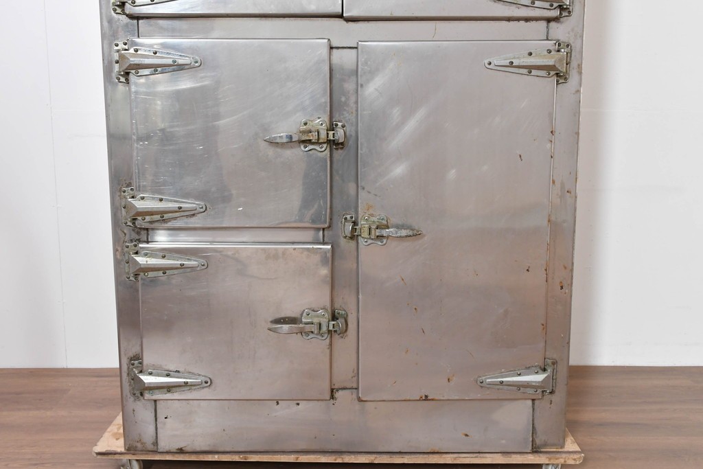 和製ヴィンテージ　レトロデザイン　ガレージや店舗の飾りにおすすめ!　ステンレス製の大振りな冷蔵庫　(R-086334)