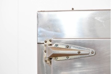 和製ヴィンテージ　レトロデザイン　ガレージや店舗の飾りにおすすめ!　ステンレス製の大振りな冷蔵庫　(R-086334)