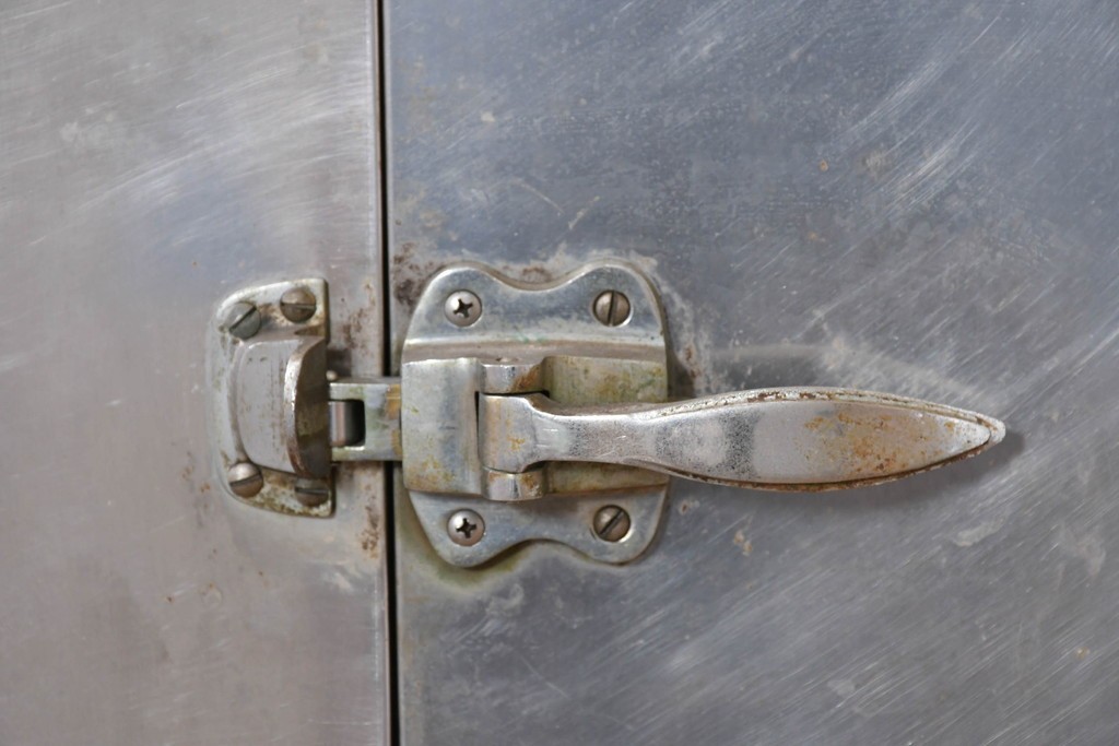 和製ヴィンテージ　レトロデザイン　ガレージや店舗の飾りにおすすめ!　ステンレス製の大振りな冷蔵庫　(R-086334)