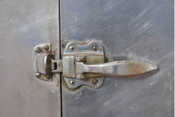 和製ヴィンテージ　レトロデザイン　ガレージや店舗の飾りにおすすめ!　ステンレス製の大振りな冷蔵庫　(R-086334)