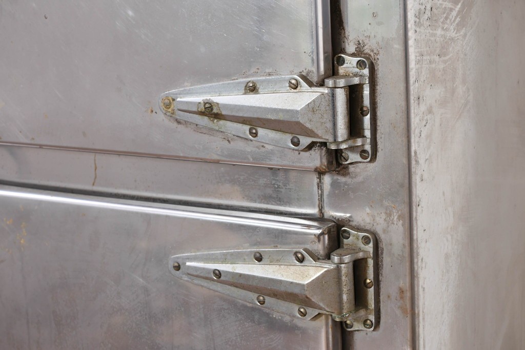 和製ヴィンテージ　レトロデザイン　ガレージや店舗の飾りにおすすめ!　ステンレス製の大振りな冷蔵庫　(R-086334)