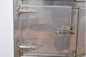 和製ヴィンテージ　レトロデザイン　ガレージや店舗の飾りにおすすめ!　ステンレス製の大振りな冷蔵庫　(R-086334)