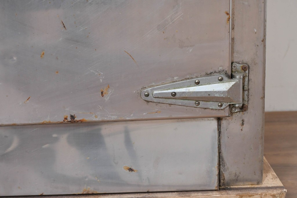 和製ヴィンテージ　レトロデザイン　ガレージや店舗の飾りにおすすめ!　ステンレス製の大振りな冷蔵庫　(R-086334)