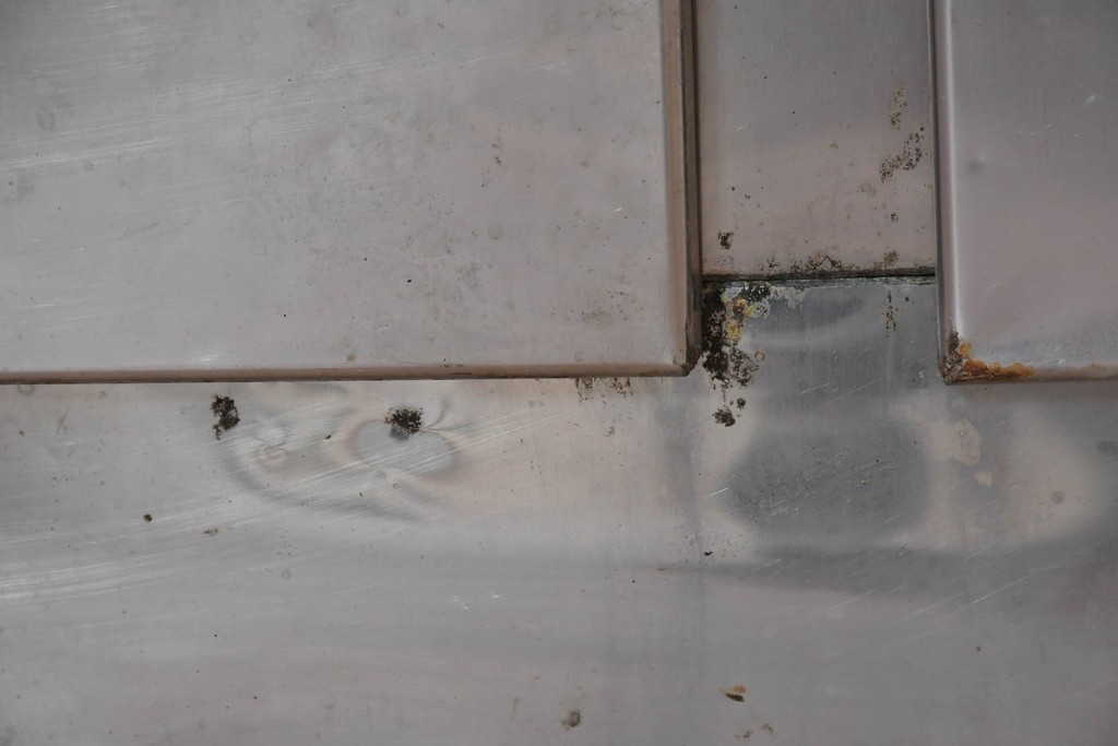 和製ヴィンテージ　レトロデザイン　ガレージや店舗の飾りにおすすめ!　ステンレス製の大振りな冷蔵庫　(R-086334)