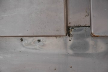 和製ヴィンテージ　レトロデザイン　ガレージや店舗の飾りにおすすめ!　ステンレス製の大振りな冷蔵庫　(R-086334)