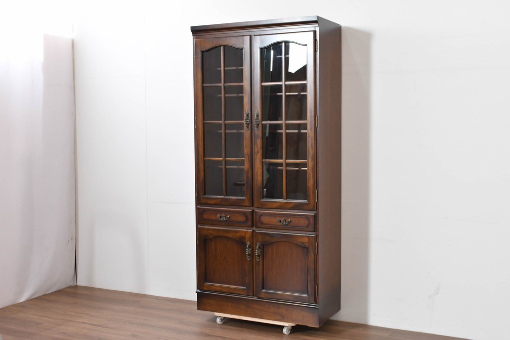 中古　美品　カリモク家具(karimoku)　COLONIAL(コロニアル)シリーズ　優雅な引手金具がアクセントの食器棚　定価約30万円　(R-086335)