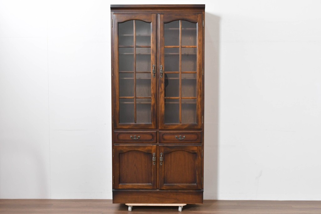 中古　美品　カリモク家具(karimoku)　COLONIAL(コロニアル)シリーズ　優雅な引手金具がアクセントの食器棚　定価約30万円　(R-086335)