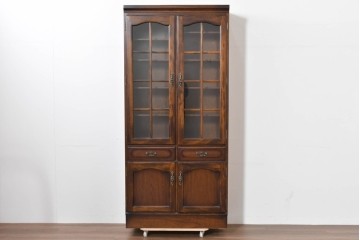 中古　美品　カリモク家具(karimoku)　COLONIAL(コロニアル)シリーズ　優雅な引手金具がアクセントの食器棚　定価約30万円　(R-086335)