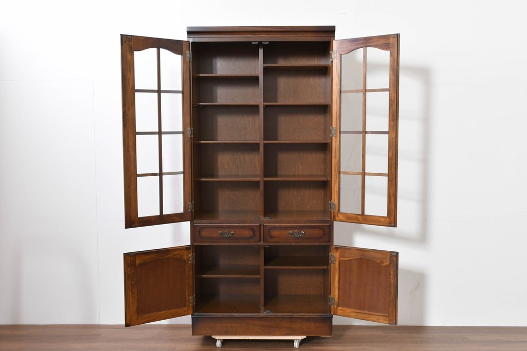 中古　美品　カリモク家具(karimoku)　COLONIAL(コロニアル)シリーズ　優雅な引手金具がアクセントの食器棚　定価約30万円　(R-086335)