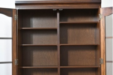 中古　美品　カリモク家具(karimoku)　COLONIAL(コロニアル)シリーズ　優雅な引手金具がアクセントの食器棚　定価約30万円　(R-086335)