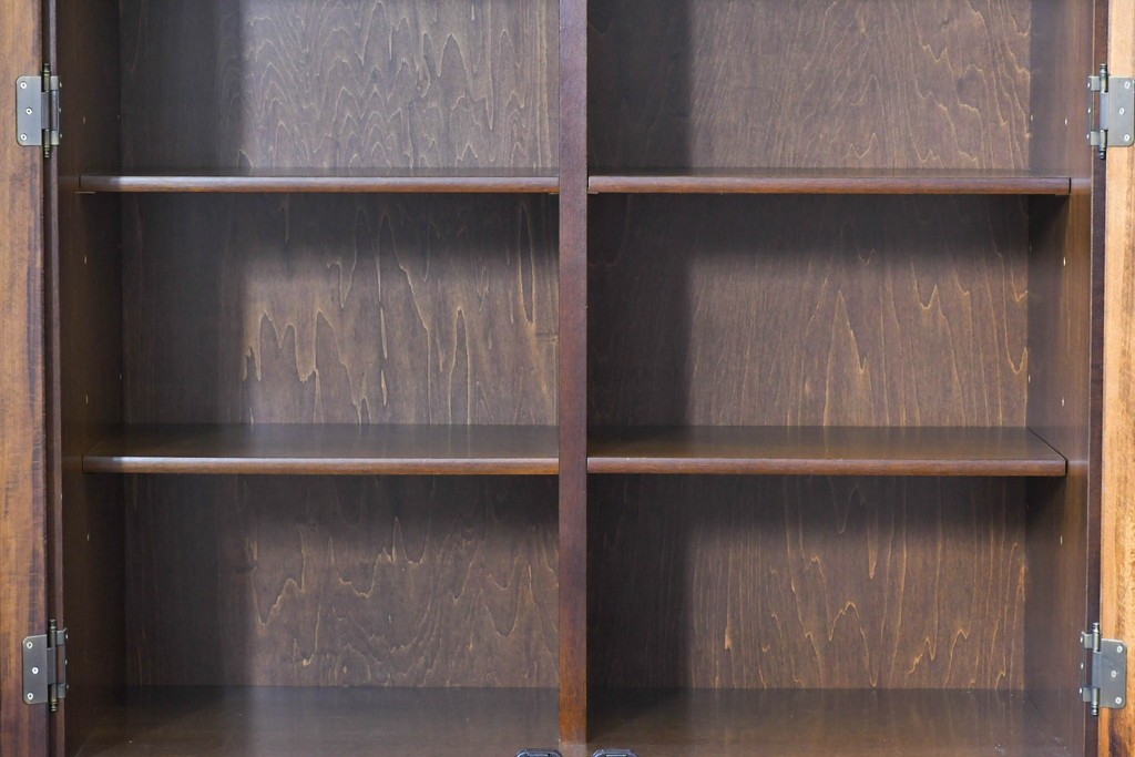 中古　美品　カリモク家具(karimoku)　COLONIAL(コロニアル)シリーズ　優雅な引手金具がアクセントの食器棚　定価約30万円　(R-086335)