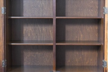 中古　美品　カリモク家具(karimoku)　COLONIAL(コロニアル)シリーズ　優雅な引手金具がアクセントの食器棚　定価約30万円　(R-086335)