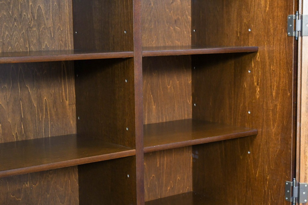 中古　美品　カリモク家具(karimoku)　COLONIAL(コロニアル)シリーズ　優雅な引手金具がアクセントの食器棚　定価約30万円　(R-086335)