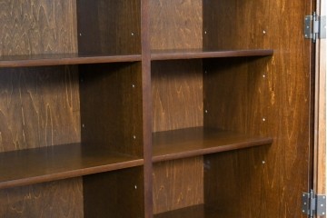 中古　美品　カリモク家具(karimoku)　COLONIAL(コロニアル)シリーズ　優雅な引手金具がアクセントの食器棚　定価約30万円　(R-086335)