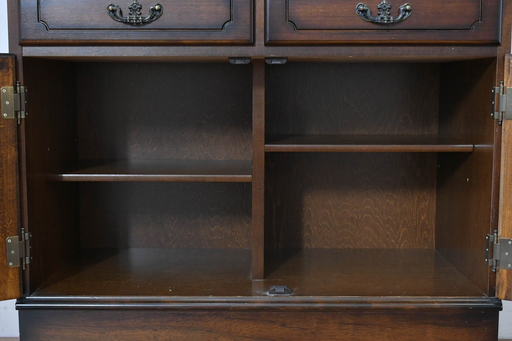 中古　美品　カリモク家具(karimoku)　COLONIAL(コロニアル)シリーズ　優雅な引手金具がアクセントの食器棚　定価約30万円　(R-086335)