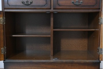 中古　美品　カリモク家具(karimoku)　COLONIAL(コロニアル)シリーズ　優雅な引手金具がアクセントの食器棚　定価約30万円　(R-086335)