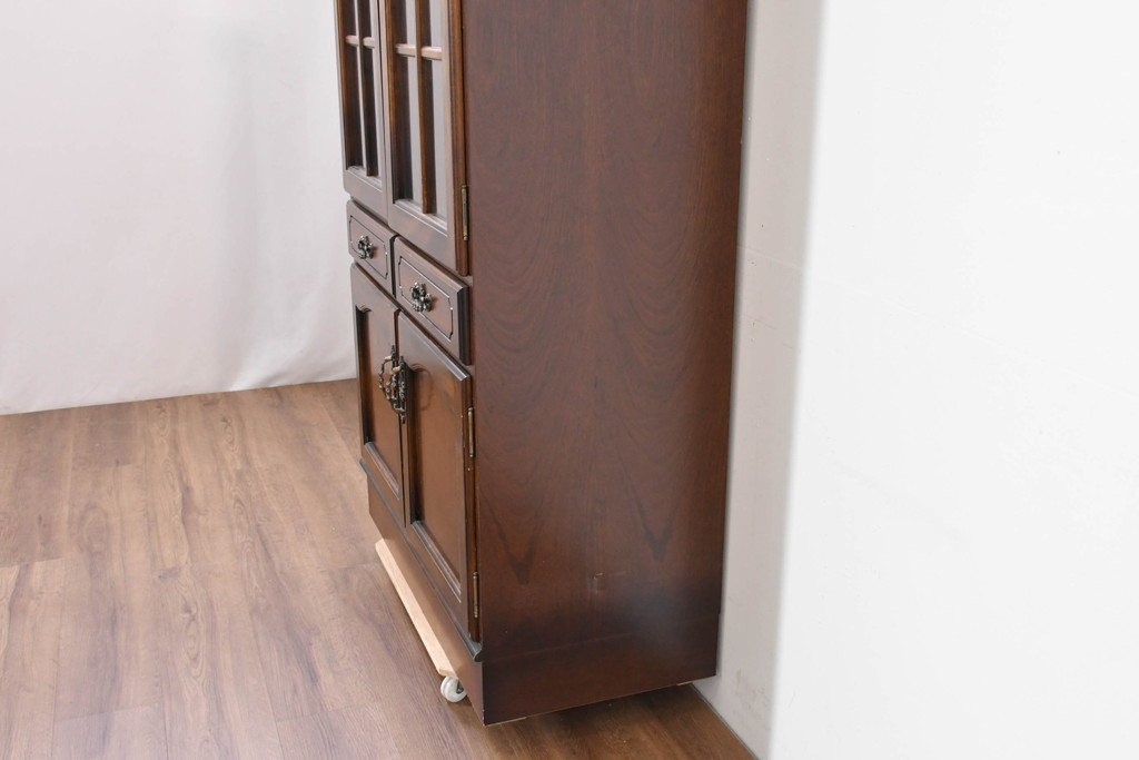 中古　美品　カリモク家具(karimoku)　COLONIAL(コロニアル)シリーズ　優雅な引手金具がアクセントの食器棚　定価約30万円　(R-086335)