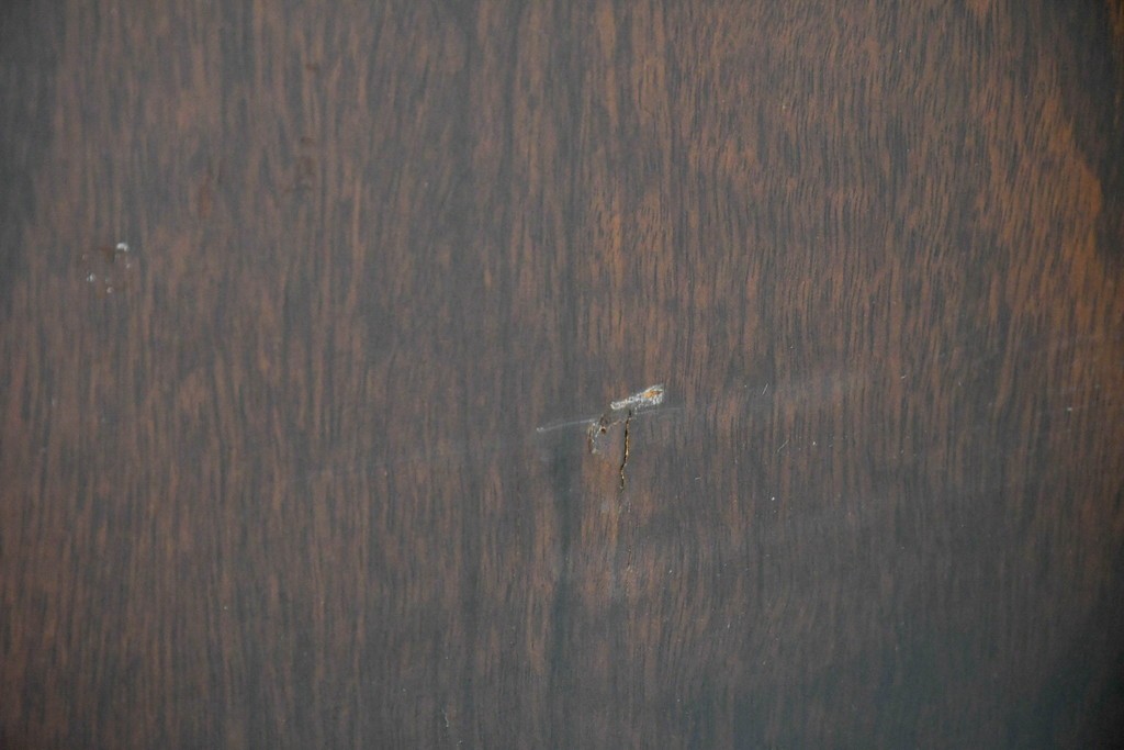 中古　美品　カリモク家具(karimoku)　COLONIAL(コロニアル)シリーズ　優雅な引手金具がアクセントの食器棚　定価約30万円　(R-086335)