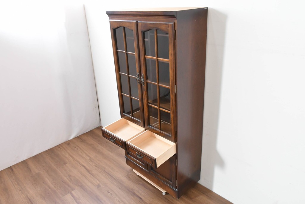 中古　美品　カリモク家具(karimoku)　COLONIAL(コロニアル)シリーズ　優雅な引手金具がアクセントの食器棚　定価約30万円　(R-086335)