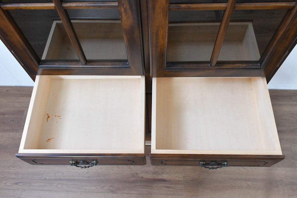 中古　美品　カリモク家具(karimoku)　COLONIAL(コロニアル)シリーズ　優雅な引手金具がアクセントの食器棚　定価約30万円　(R-086335)