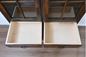 中古　美品　カリモク家具(karimoku)　COLONIAL(コロニアル)シリーズ　優雅な引手金具がアクセントの食器棚　定価約30万円　(R-086335)