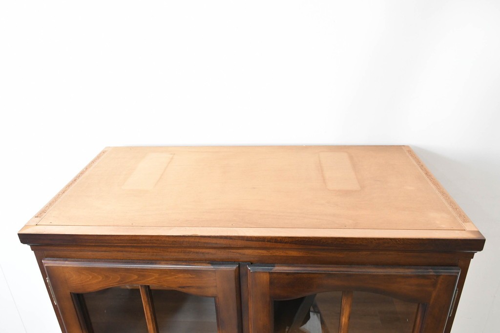 中古　美品　カリモク家具(karimoku)　COLONIAL(コロニアル)シリーズ　優雅な引手金具がアクセントの食器棚　定価約30万円　(R-086335)