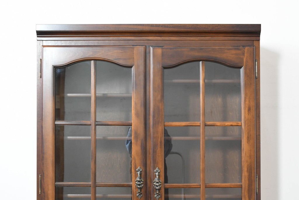 中古　美品　カリモク家具(karimoku)　COLONIAL(コロニアル)シリーズ　優雅な引手金具がアクセントの食器棚　定価約30万円　(R-086335)