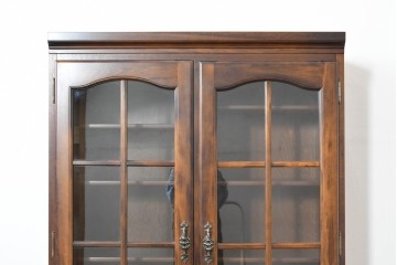 中古　美品　カリモク家具(karimoku)　COLONIAL(コロニアル)シリーズ　優雅な引手金具がアクセントの食器棚　定価約30万円　(R-086335)