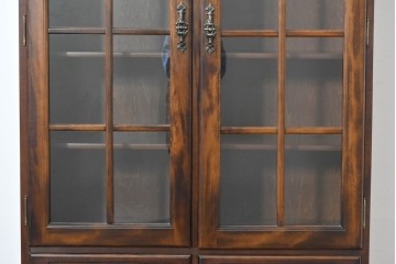 中古　美品　カリモク家具(karimoku)　COLONIAL(コロニアル)シリーズ　優雅な引手金具がアクセントの食器棚　定価約30万円　(R-086335)