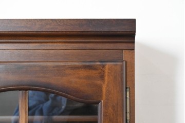 中古　美品　カリモク家具(karimoku)　COLONIAL(コロニアル)シリーズ　優雅な引手金具がアクセントの食器棚　定価約30万円　(R-086335)