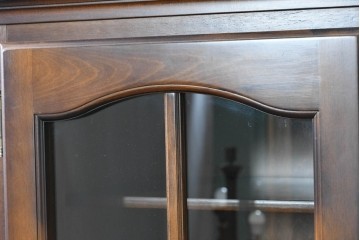 中古　美品　カリモク家具(karimoku)　COLONIAL(コロニアル)シリーズ　優雅な引手金具がアクセントの食器棚　定価約30万円　(R-086335)