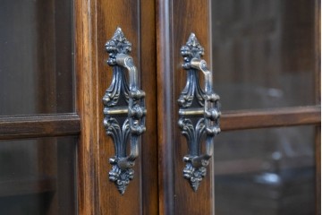 中古　美品　カリモク家具(karimoku)　COLONIAL(コロニアル)シリーズ　優雅な引手金具がアクセントの食器棚　定価約30万円　(R-086335)