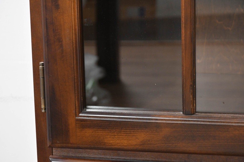 中古　美品　カリモク家具(karimoku)　COLONIAL(コロニアル)シリーズ　優雅な引手金具がアクセントの食器棚　定価約30万円　(R-086335)