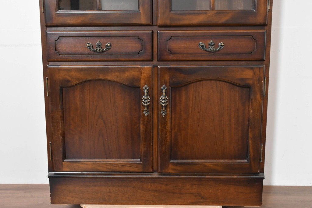 中古　美品　カリモク家具(karimoku)　COLONIAL(コロニアル)シリーズ　優雅な引手金具がアクセントの食器棚　定価約30万円　(R-086335)