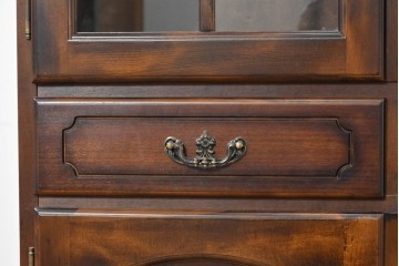 中古　美品　カリモク家具(karimoku)　COLONIAL(コロニアル)シリーズ　優雅な引手金具がアクセントの食器棚　定価約30万円　(R-086335)